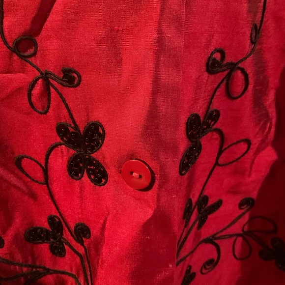 “SILKLAND WOMAN” SILKY RED FLORAL BEADED LONG BLOUSE. - Picture 4 of 12